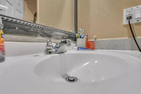 Bath - 500 Chestnut Ave, Tracy, CA 95376 photo 4 of 6