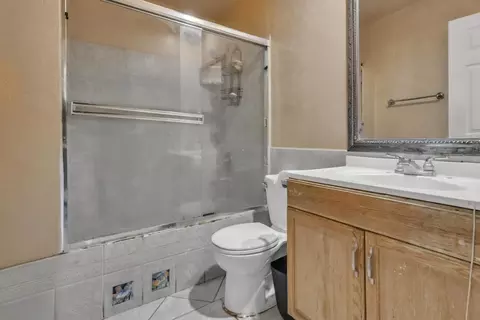 Bath - 500 Chestnut Ave, Tracy, CA 95376 photo 2 of 6