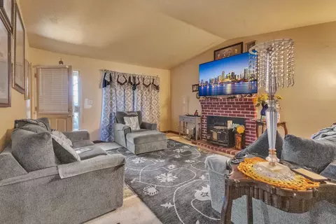 Living - 500 Chestnut Ave, Tracy, CA 95376 photo 2 of 6