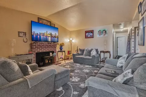 Living - 500 Chestnut Ave, Tracy, CA 95376 photo 1 of 6