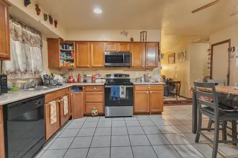 Kitchen - 500 Chestnut Ave, Tracy, CA 95376 photo 2 of 6