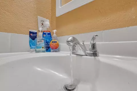 Bath - 500 Chestnut Ave, Tracy, CA 95376 photo 5 of 6