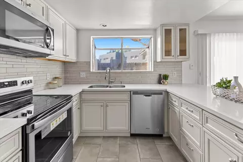 Kitchen - 1974 Shadowbrook Dr, Merced, CA 95348 photo 3 of 4