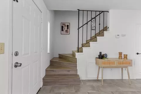 Entry Way - 1974 Shadowbrook Dr, Merced, CA 95348 photo 1 of 4