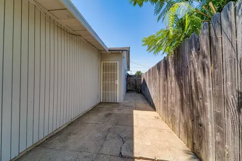 Exterior - 1883 14th St, Olivehurst, CA 95961 photo 4 of 7