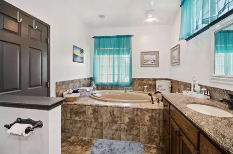 Bath - 11384 Colony Rd, Wilton, CA 95693 photo 2 of 7