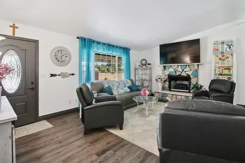 Living - 11384 Colony Rd, Wilton, CA 95693 photo 3 of 7