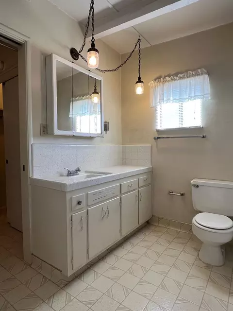 Bath - 5601 Northland Rd, Manteca, CA 95336 photo 2 of 5