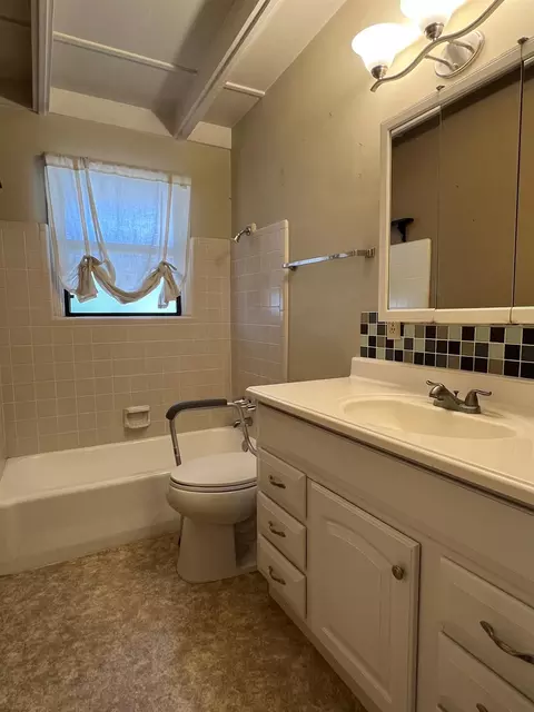 Bath - 5601 Northland Rd, Manteca, CA 95336 photo 1 of 5