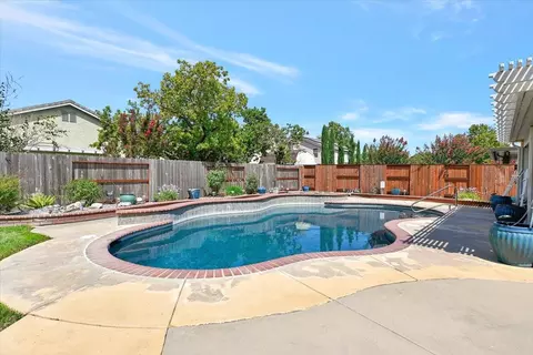 2040 Maverick Dr, Plumas Lake, CA 95961 photo 2