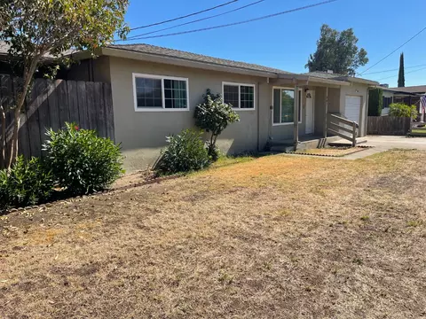 941 E St, Oakdale, CA 95361 photo 5
