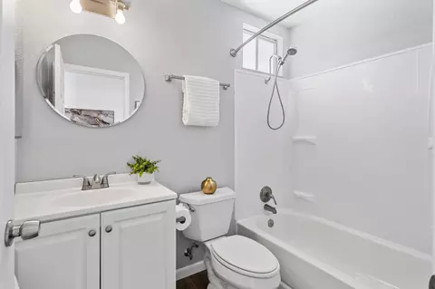 Bath - 1575 Bondy Ln, Tracy, CA 95376 photo 2 of 3