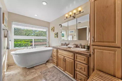Bath - 3541 Val Verde Rd, Loomis, CA 95650 photo 2 of 6