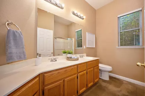 Bath - 718 Hunter Pl, Folsom, CA 95630 photo 4 of 5