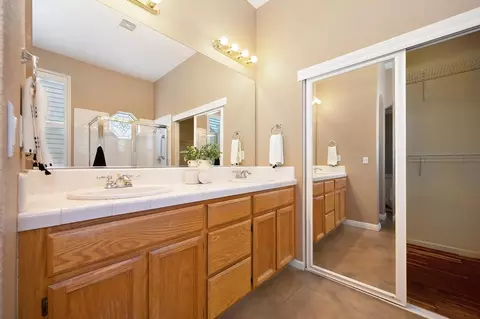 Bath - 718 Hunter Pl, Folsom, CA 95630 photo 1 of 5