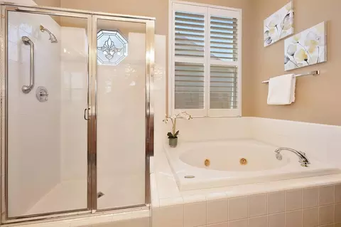 Bath - 718 Hunter Pl, Folsom, CA 95630 photo 2 of 5