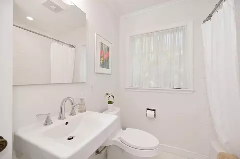 Bath - 620 B St, Davis, CA 95616 photo 3 of 4