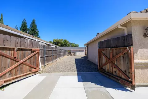 Exterior - 2401 Chapparal Pl, Modesto, CA 95358 photo 5 of 7