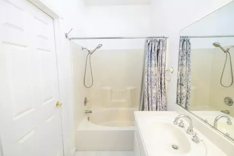 Bath - 2401 Chapparal Pl, Modesto, CA 95358 photo 2 of 3