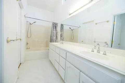 Bath - 2401 Chapparal Pl, Modesto, CA 95358 photo 1 of 3