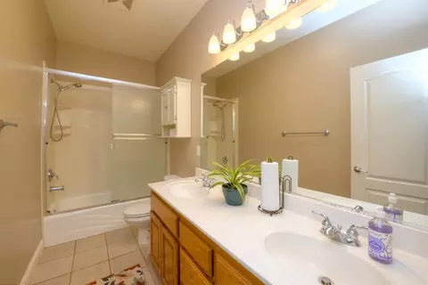 Bath - 849 Miraggio Dr, Patterson, CA 95363 photo 1 of 1