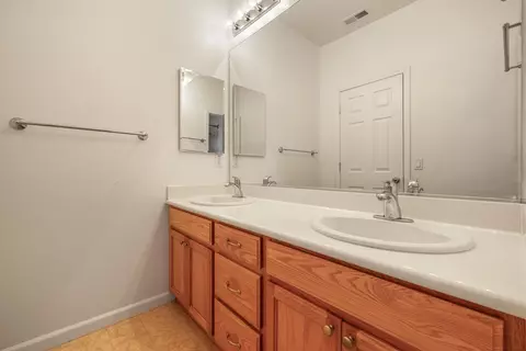 Bath - 2905 Funston Ct, Tracy, CA 95377 photo 2 of 5