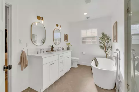 Bath - 1268 8th Ave, Sacramento, CA 95818 photo 3 of 6