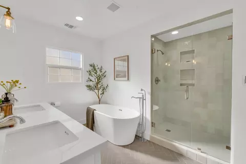 Bath - 1268 8th Ave, Sacramento, CA 95818 photo 6 of 6