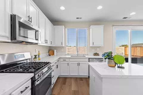 Kitchen - 1011 Kennedy Pl, Tracy, CA 95377 photo 4 of 4
