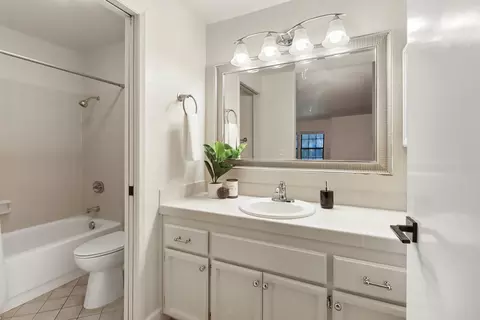 Bath - 3928 Park Circle Ln #C, Carmichael, CA 95608 photo 3 of 4