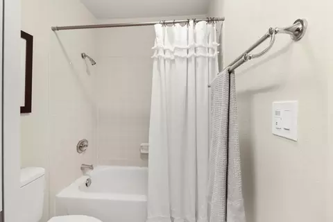 Bath - 3928 Park Circle Ln #C, Carmichael, CA 95608 photo 2 of 4