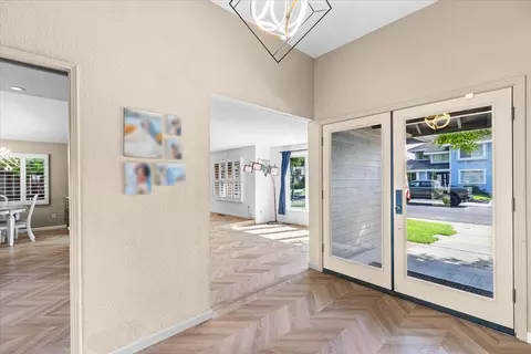 Entry Way - 3213 Lakeshore Ct, Modesto, CA 95355 photo 2 of 4