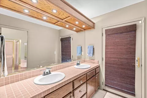 Bath - 3213 Lakeshore Ct, Modesto, CA 95355 photo 4 of 5