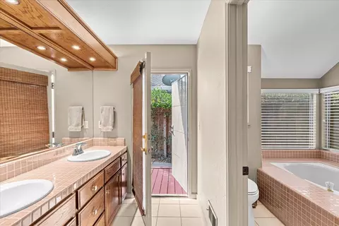 Bath - 3213 Lakeshore Ct, Modesto, CA 95355 photo 3 of 5