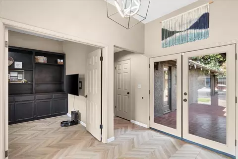 Entry Way - 3213 Lakeshore Ct, Modesto, CA 95355 photo 3 of 4
