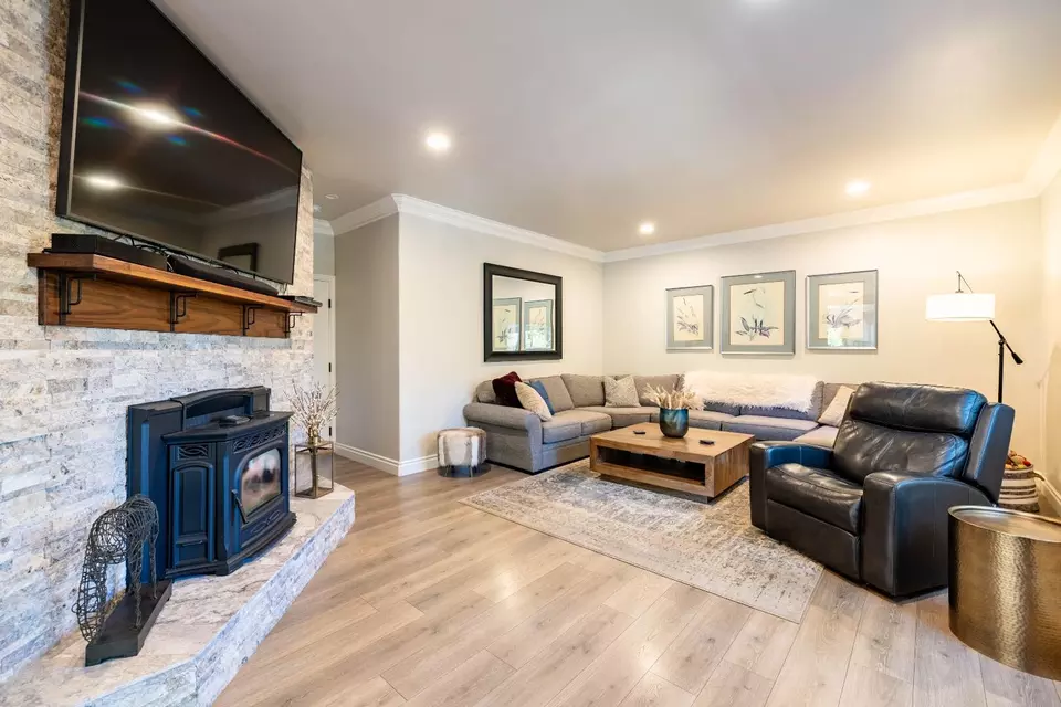 Living - 5312 Tall Oak Ln, Fair Oaks, CA 95628 photo 4 of 6