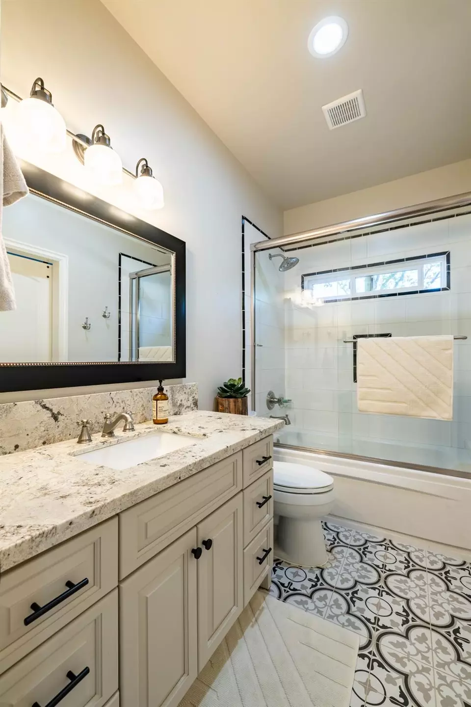 Bath - 5312 Tall Oak Ln, Fair Oaks, CA 95628 photo 2 of 6