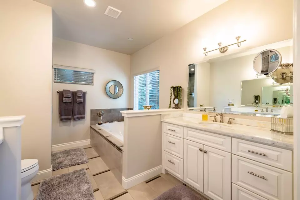 Bath - 5312 Tall Oak Ln, Fair Oaks, CA 95628 photo 3 of 6