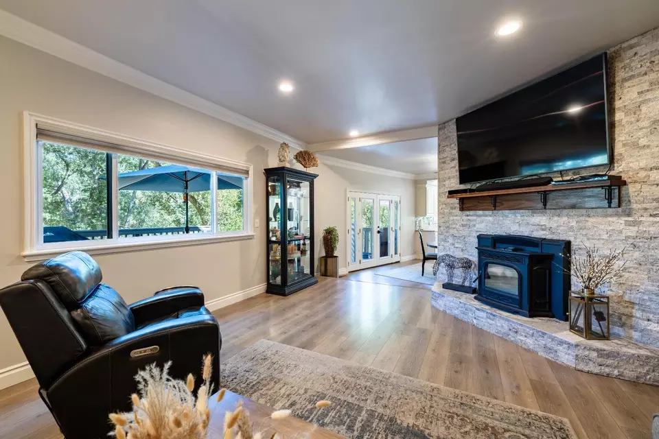 Living - 5312 Tall Oak Ln, Fair Oaks, CA 95628 photo 6 of 6