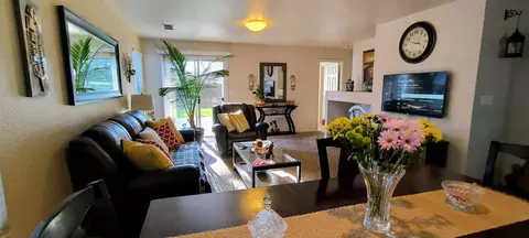 Living - 321 Condor Ct, Patterson, CA 95363 photo 1 of 2