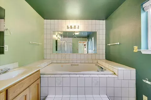 Bath - 12986 S Mack Rd, Grass Valley, CA 95949 photo 3 of 5