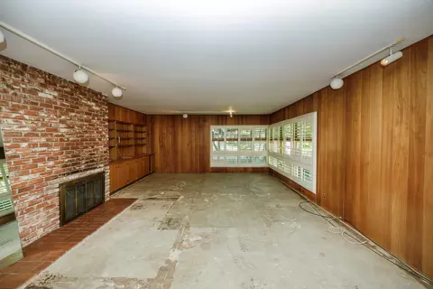 Living - 901 Yale Ave, Modesto, CA 95350 photo 2 of 13