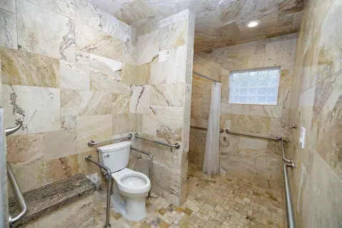 Bath - 901 Yale Ave, Modesto, CA 95350 photo 1 of 4