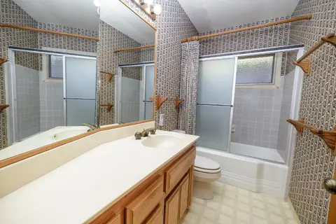 Bath - 901 Yale Ave, Modesto, CA 95350 photo 3 of 4