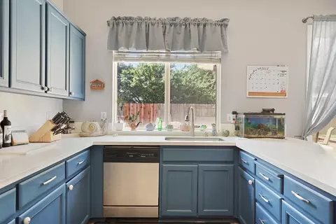 Kitchen - 924 Dancer Way, Turlock, CA 95382 photo 4 of 5