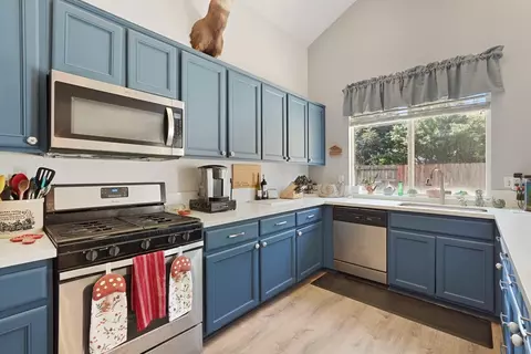 Kitchen - 924 Dancer Way, Turlock, CA 95382 photo 3 of 5
