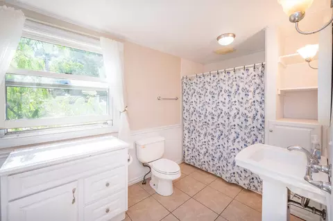 Bath - 901 Union St, Placerville, CA 95667 photo 1 of 6