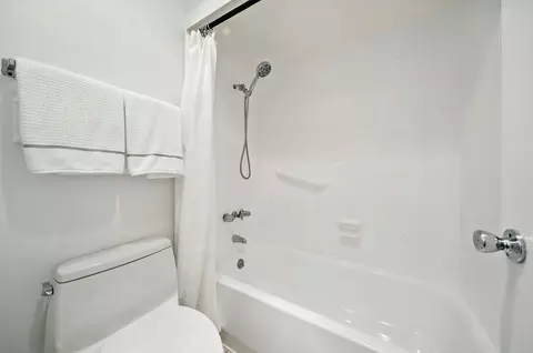 Bath - 5494 Roundtree Dr #B, Concord, CA 94521 photo 2 of 2