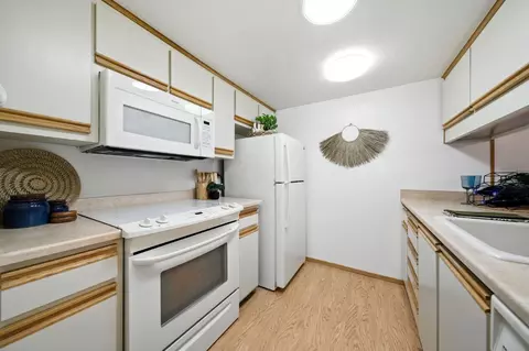 Kitchen - 5494 Roundtree Dr #B, Concord, CA 94521 photo 2 of 3