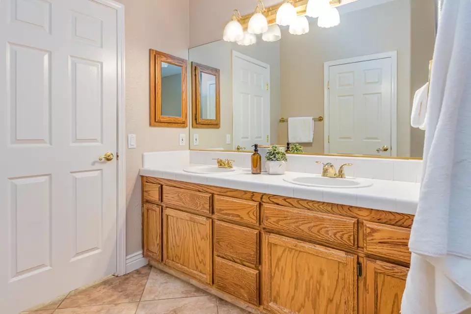 Bath - 8754 Springhills Way, Orangevale, CA 95662 photo 3 of 5